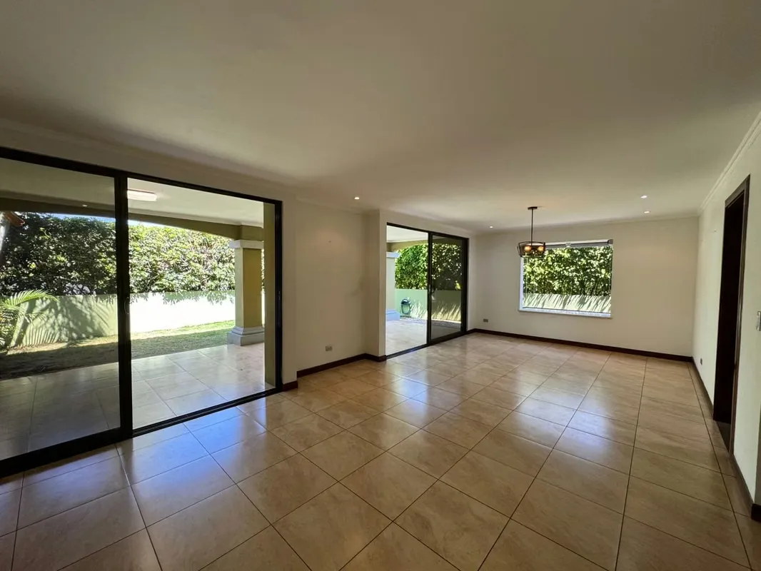 Venta de casa en condominio en Santa Ana