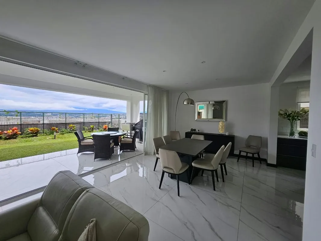 Residencia amueblada en alquiler dentro de Condominio en Escazú