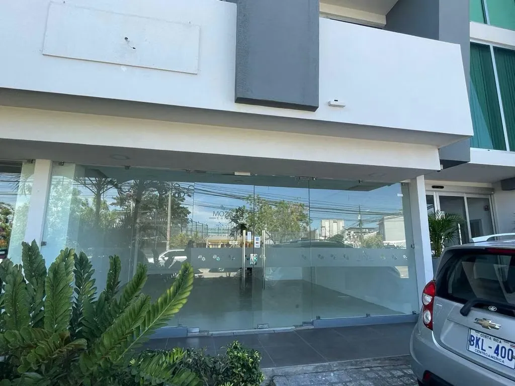 Local Comercial en primer piso alto tránsito ubicado en La Sabana