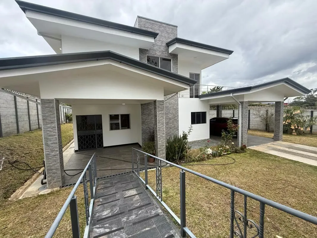 Se vende casa moderna en Los Ángeles de Santo Domingo de Heredia