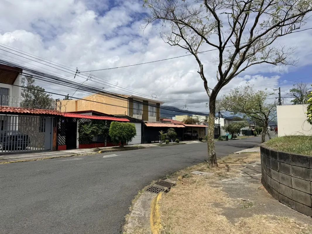 A unique property in the heart of San José**, located in one of the most exclusive and strategic residential areas of the capital. Ideal for those seeking **spaciousness, elegance, a ... — photo 3