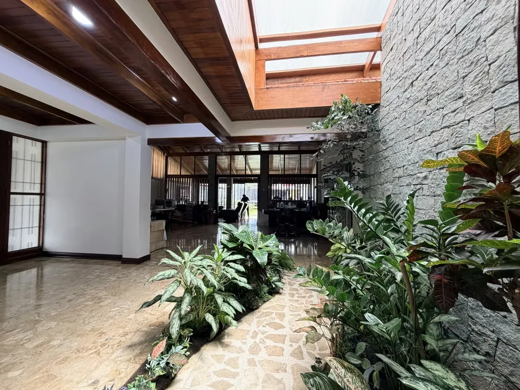 A unique property in the heart of San José**, located in one of the most exclusive and strategic residential areas of the capital. Ideal for those seeking **spaciousness, elegance, a ... — photo 4