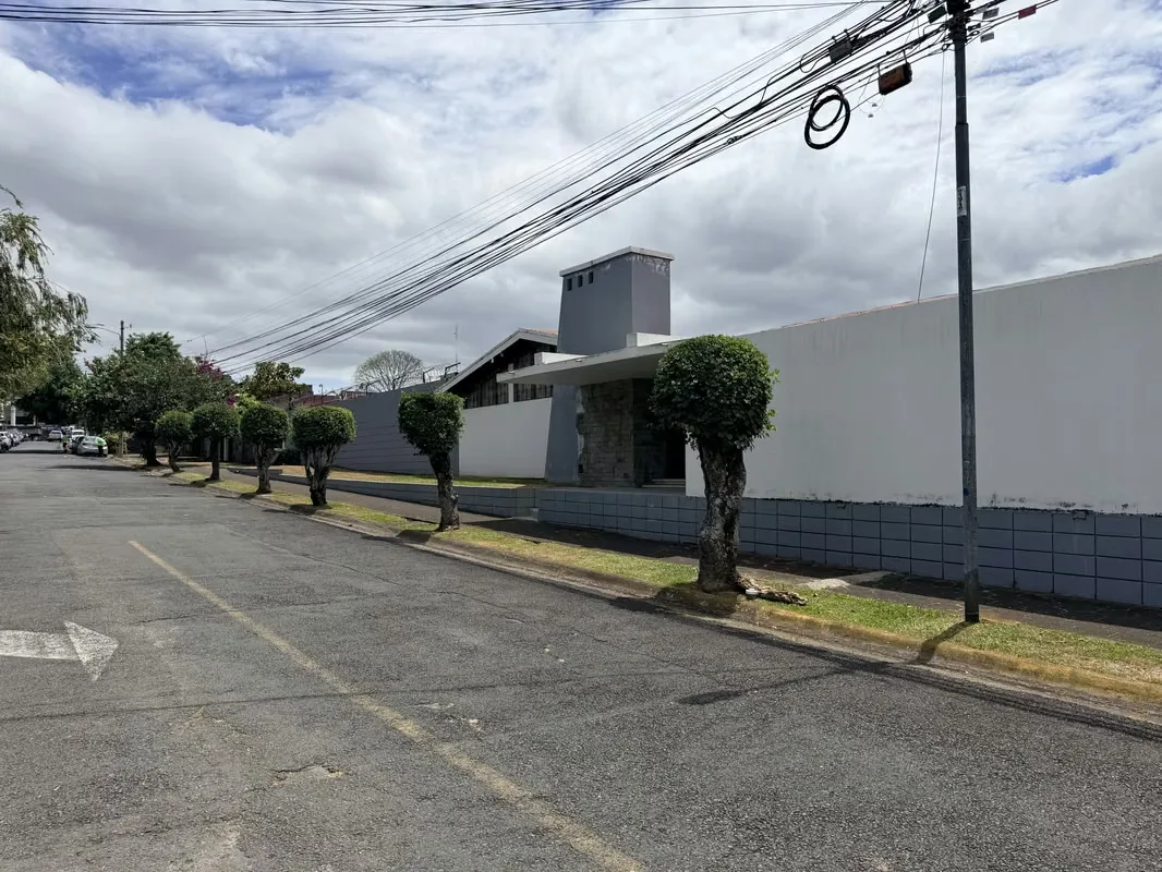 A unique property in the heart of San José**, located in one of the most exclusive and strategic residential areas of the capital. Ideal for those seeking **spaciousness, elegance, a ... — photo 5