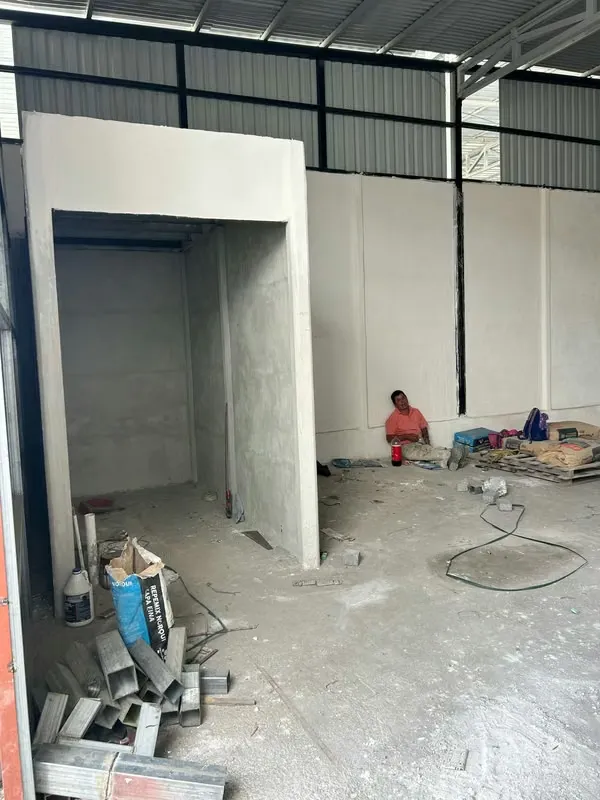 Warehouse suitable for a gym, outlet store, retail store, or product storage.