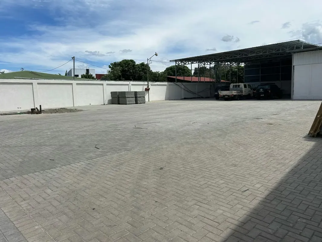 Warehouse suitable for a gym, outlet store, retail store, or product storage.