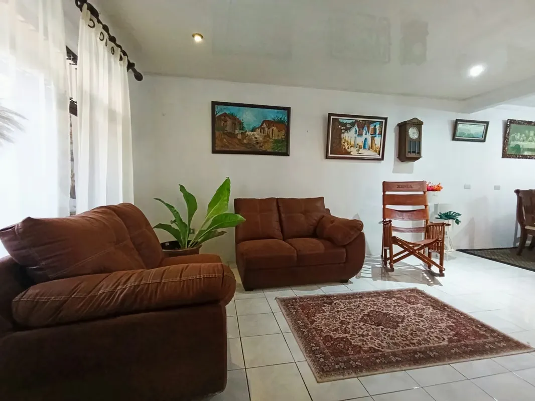 ¡Casa Familiar en Grecia Centro!