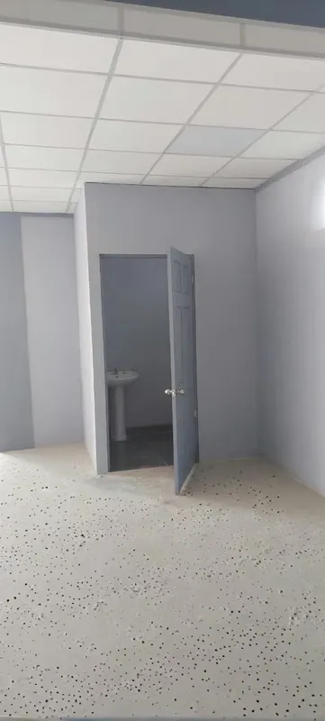 (300 Mts2 en piso y 70 Mts2 mezzanine y 10 Mts2 parqueo) — photo 2
