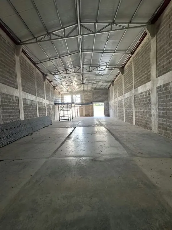 (300 Mts2 en piso y 70 Mts2 mezzanine y 10 Mts2 parqueo) — photo 4