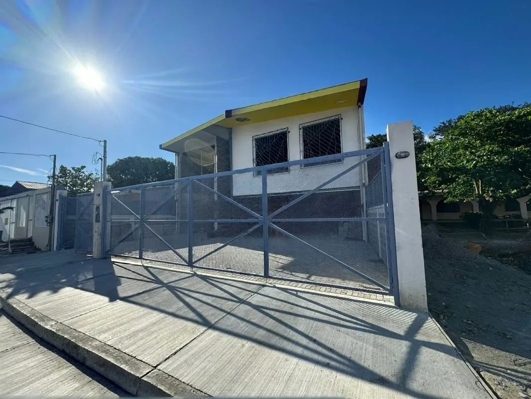 (300 Mts2 en piso y 70 Mts2 mezzanine y 10 Mts2 parqueo) — photo 5