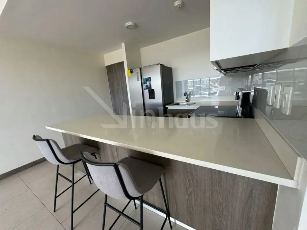 Disponible para alquiler, este apartamento en torre se entrega completamente amueblado, con la opción de arrendarlo sin mobiliario según sus necesidades.