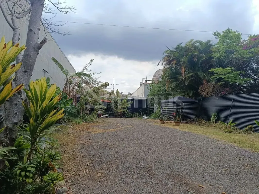 Se ofrece lote comercial de 1.512 m² con topografía completamente plana, ideal para el desarrollo de ...