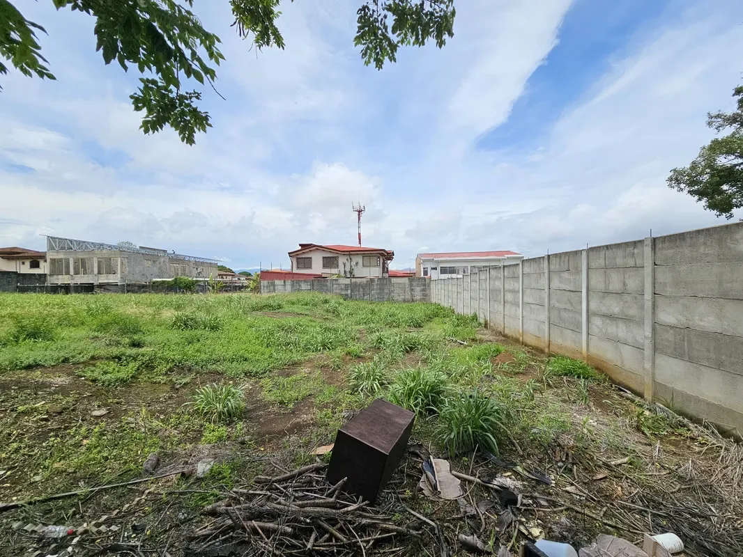 Ubicado en un lugar muy privado y tranquilo, con cercanía al Residencial Los Hidalgos, donde usted puede construir la casa de ... — photo 3