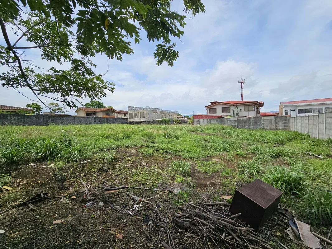 Ubicado en un lugar muy privado y tranquilo, con cercanía al Residencial Los Hidalgos, donde usted puede construir la casa de ... — photo 4