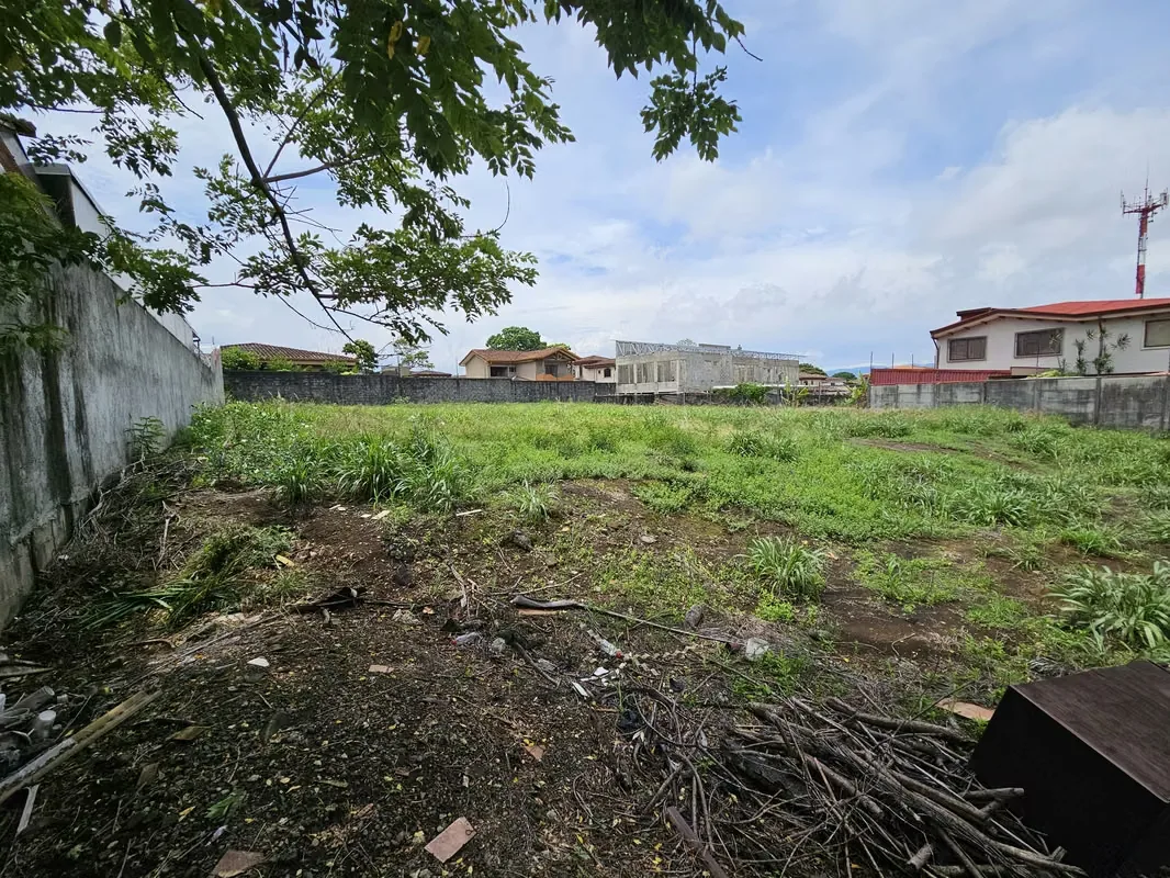Ubicado en un lugar muy privado y tranquilo, con cercanía al Residencial Los Hidalgos, donde usted puede construir la casa de ... — photo 5