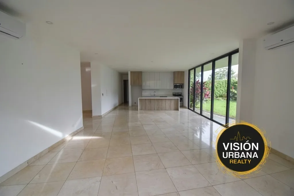 This single-story house is located in the exclusive Valle del Sol residential community. It sits on a 625 m2 lot and features the following layout: