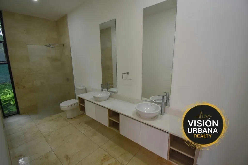 This single-story house is located in the exclusive Valle del Sol residential community. It sits on a 625 m2 lot and features the following layout: — photo 2