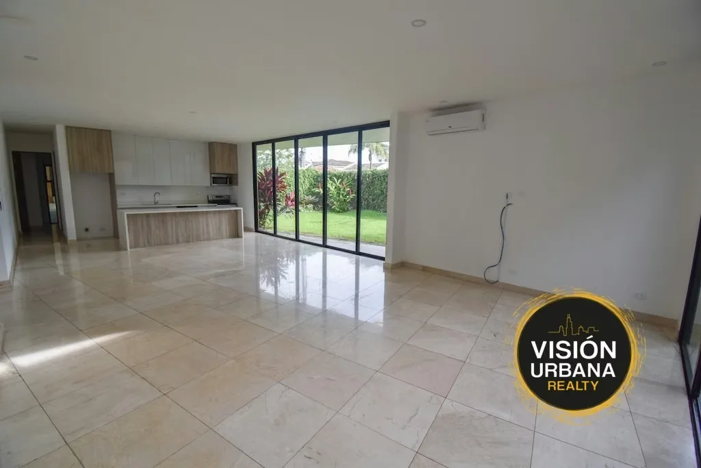 This single-story house is located in the exclusive Valle del Sol residential community. It sits on a 625 m2 lot and features the following layout: — photo 3