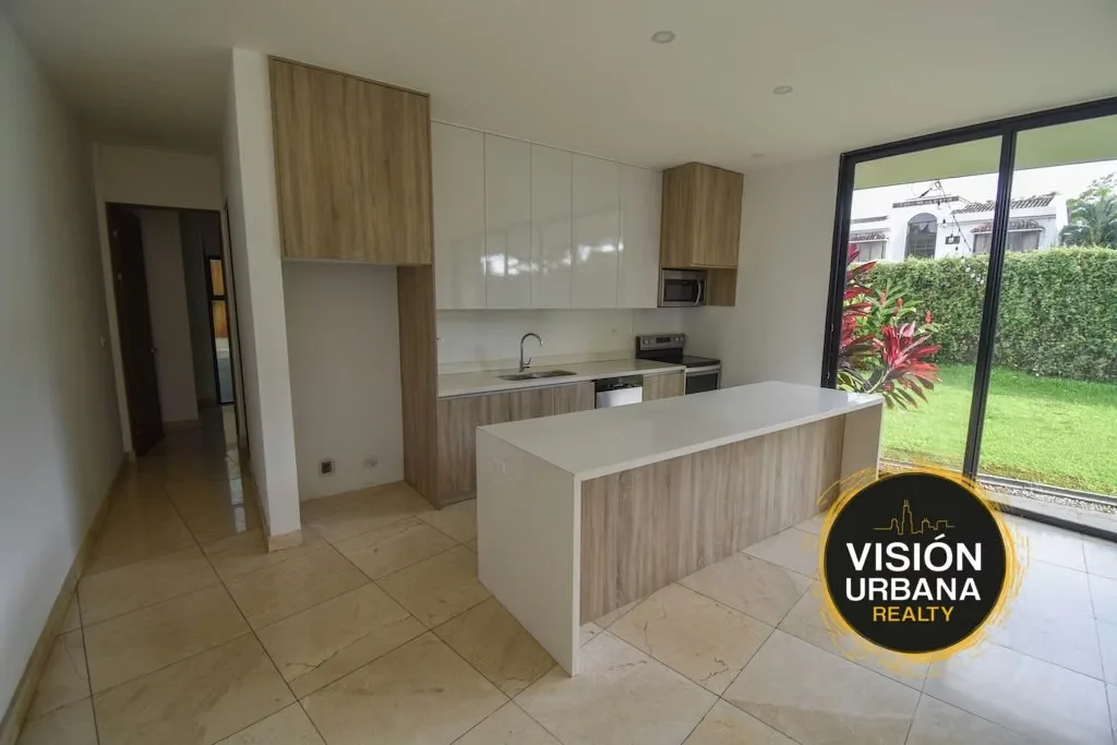 This single-story house is located in the exclusive Valle del Sol residential community. It sits on a 625 m2 lot and features the following layout: — photo 5