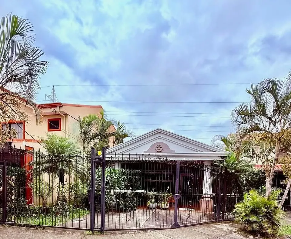 Casa con 4 habitaciones en Residencial Real Santamaría, Lagunilla, Heredia