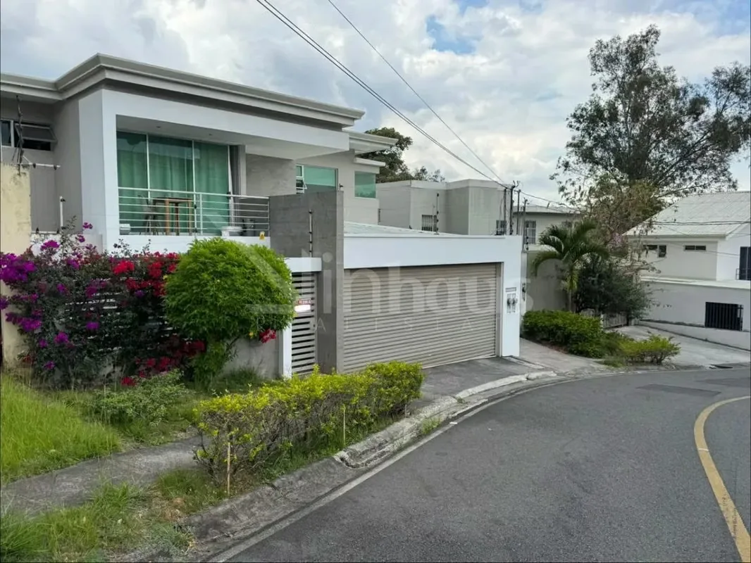 Bello Horizonte de Escazú alberga esta residencia de 23 m2, situada dentro de un entorno residencial con seguridad 24/7 y áreas de parque.
