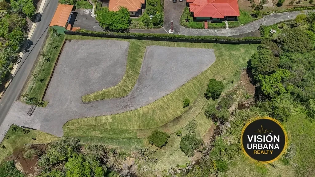 3928m2 lot ready to build on in San Josecito, San Isidro de Heredia. Surrounded by lush vegetation, this area boasts a cool climate and is nestled among luxury homes. Located ...
