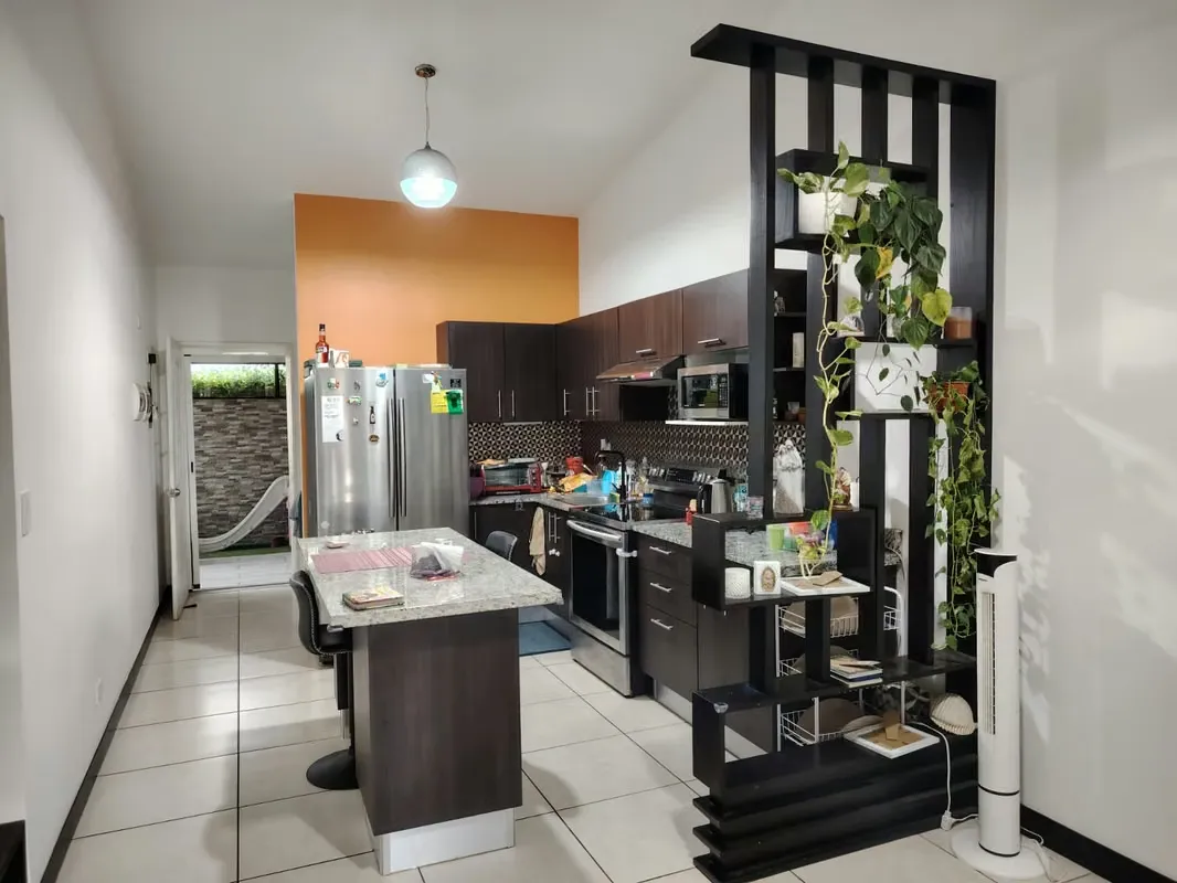 Hermosa casa de una planta, ideal para quienes buscan comodidad, seguridad y excelente ...