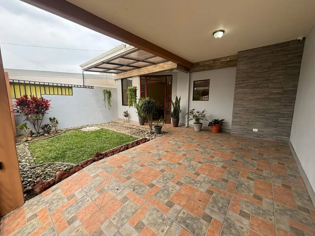 Se vende hermosa casa ubicada en San Rafael de La Unión, dentro de Residencial Los Geranios, una zona segura, tranquila y de alta conveniencia, ideal para familias que buscan comodidad ...