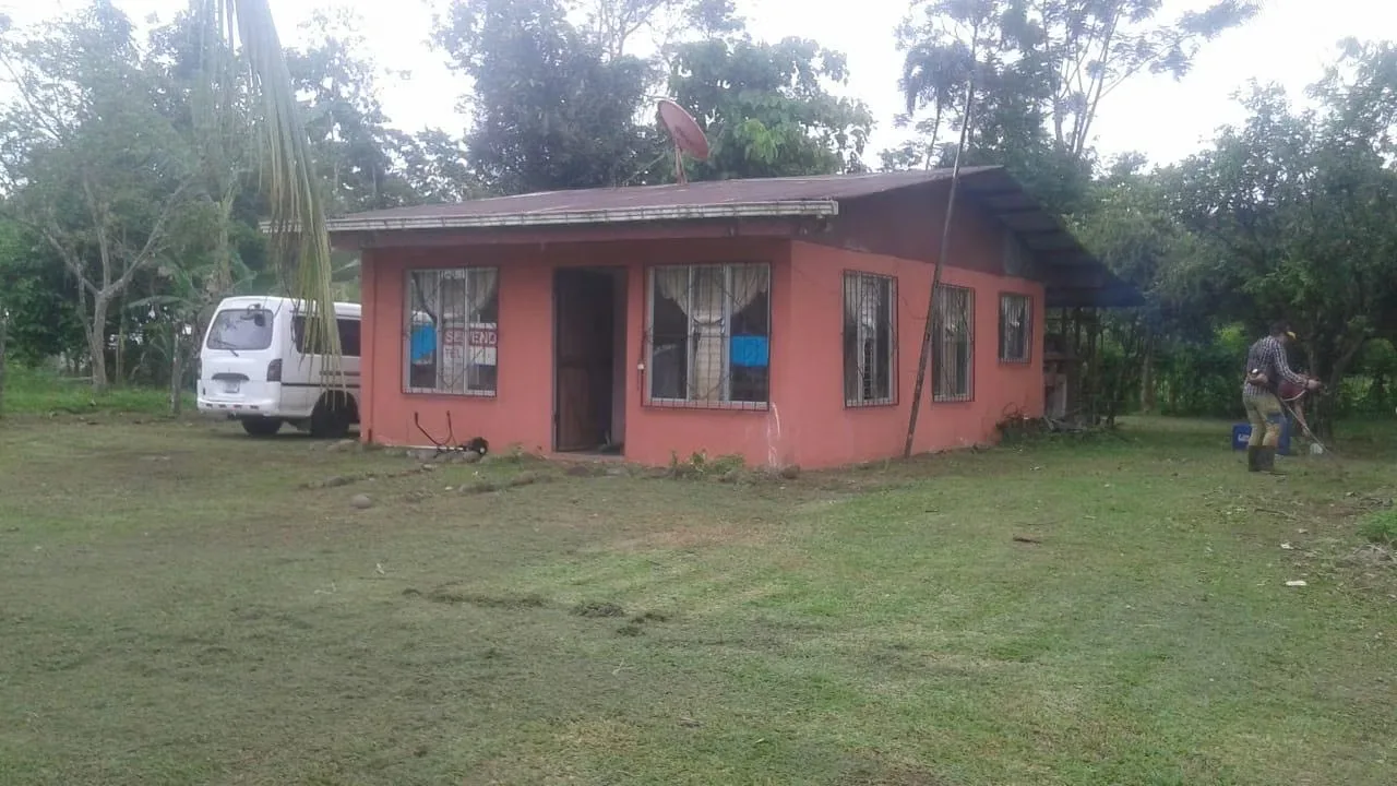 It sells land of 1600 meters with humble house in the victory of Horquetas- Sarapiqu-