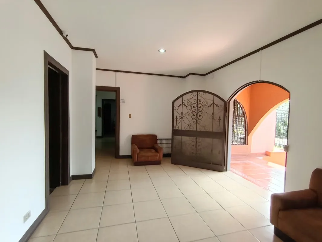 BUILDING FOR SALE IN ROHRMOSER