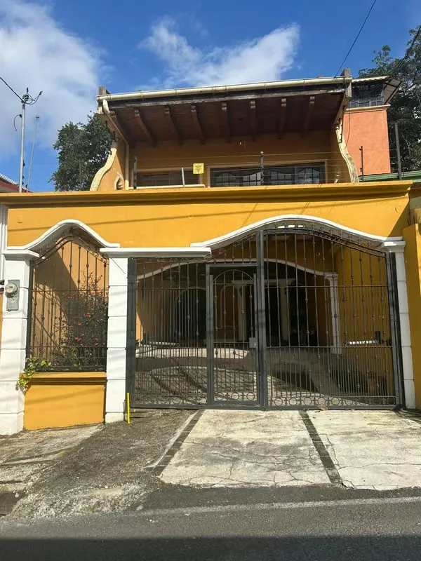 Zona residencial de alta plusvalía Descubra esta elegante propiedad de tres niveles, diseñada para quienes ...
