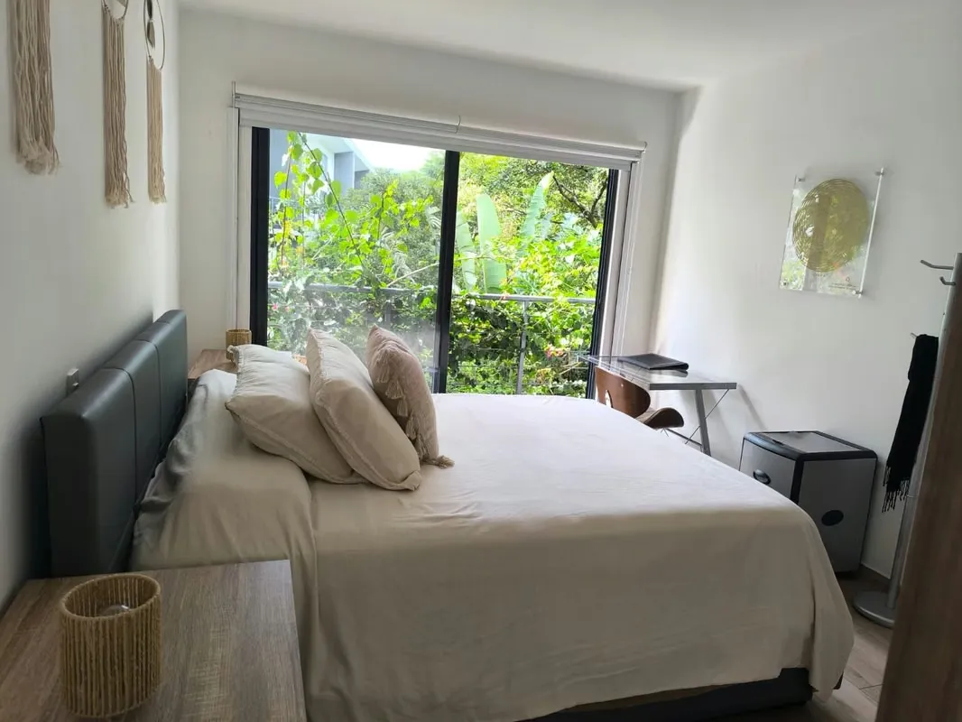 Descubre este espectacular apartamento completamente amueblado, listo para que simplemente llegues con tus maletas y empieces a disfrutar.