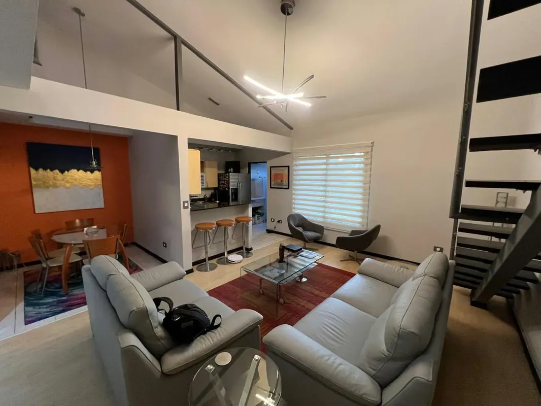 Con ubicación estratégica, sala comedor, 2 habitaciones, 2,5 baños, terraza, area de pilas, cochera techada para 2 carros. Área de BBQ.