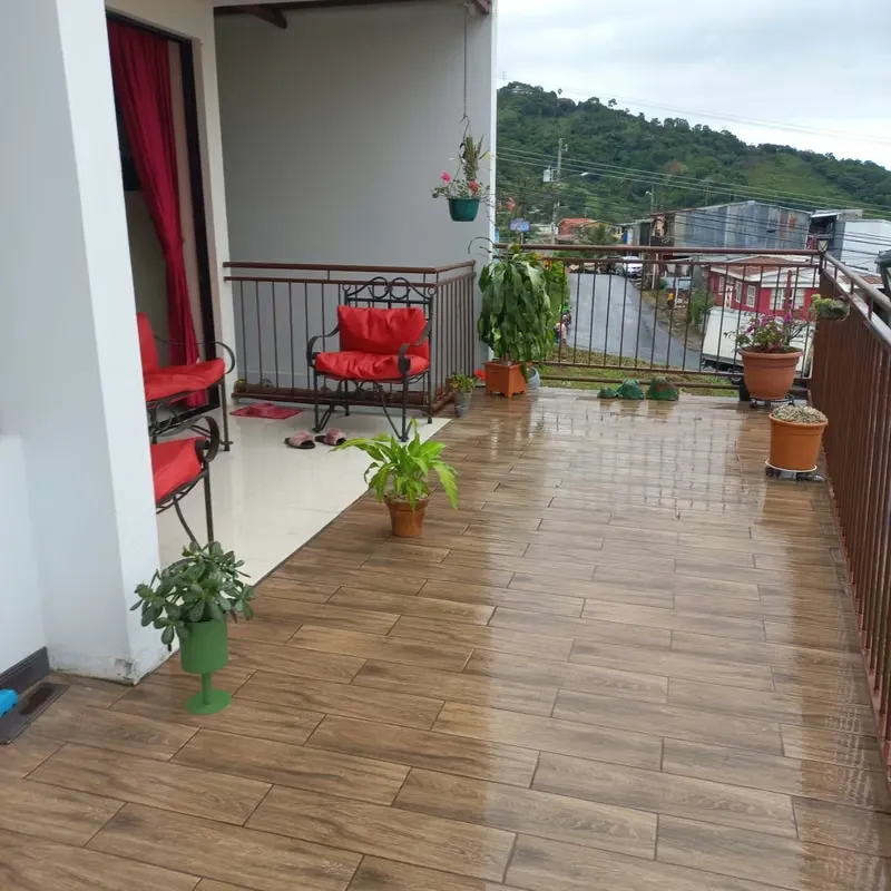 SE VENDE CASA DE 3 NIVELES EN ALAJUELITA CON HERMOSA VISTA A LAS MONTAÑAS PRECIO: 145 MM COD:126