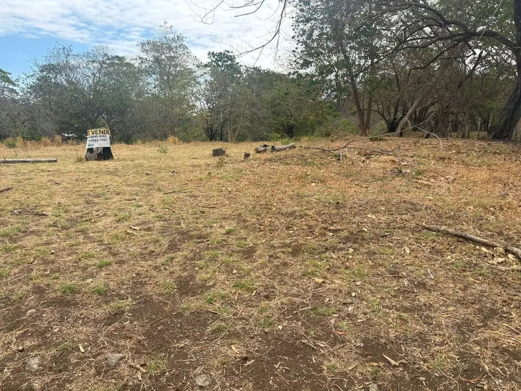 Oportunidad única de adquirir un hermoso lote ubicado a pocos minutos de la playa, ideal para construir la casa de tus sueños, una casa vacacional o invertir en ...