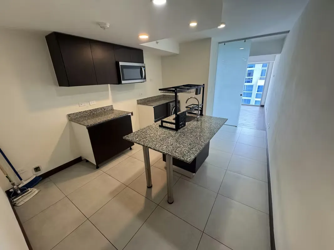 Moderno apartamento en el piso 16 de Torre Los Yoses, ideal para quienes buscan comodidad, ubicación y estilo de vida.