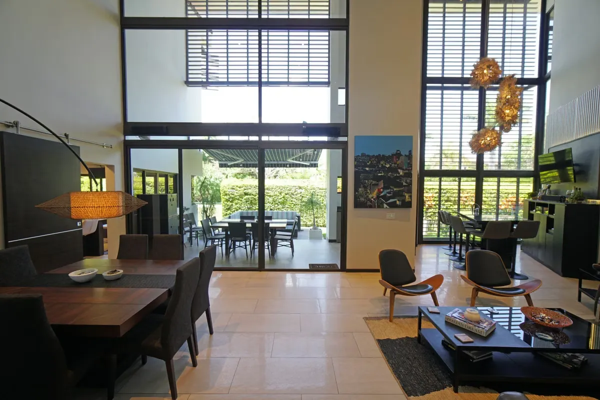 Esta espectacular residencia de 470 m² de construcción combina un diseño atemporal con el confort de los espacios contemporáneos. Ubicada en uno ...