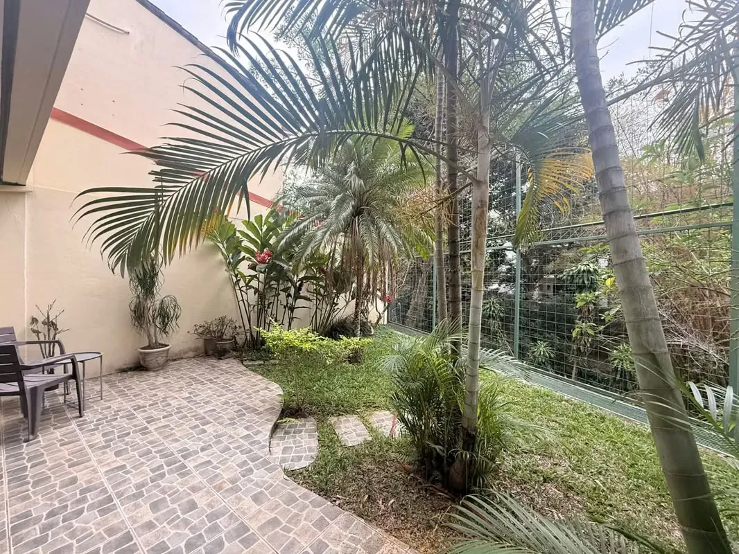 Alquiler en Escazú: Casa Amueblada en San Rafael con Jardín y Seguridad 24/7