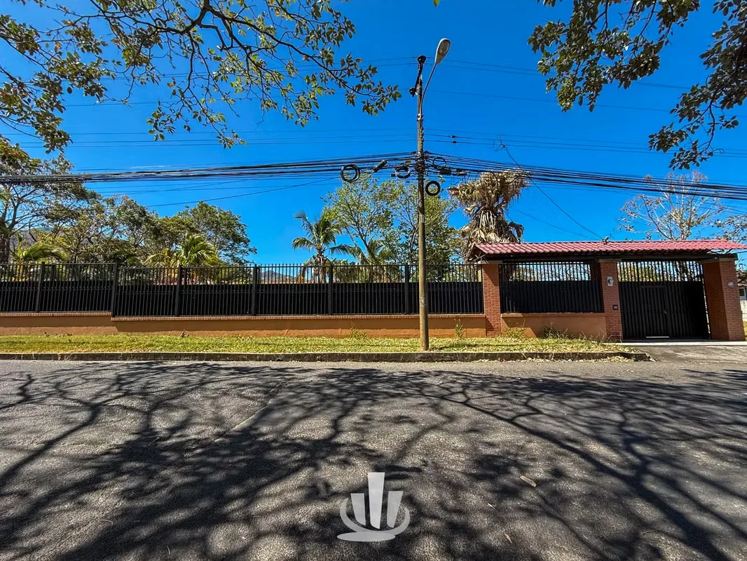 House for Rent in Santa Ana – Large Lot + Guest House