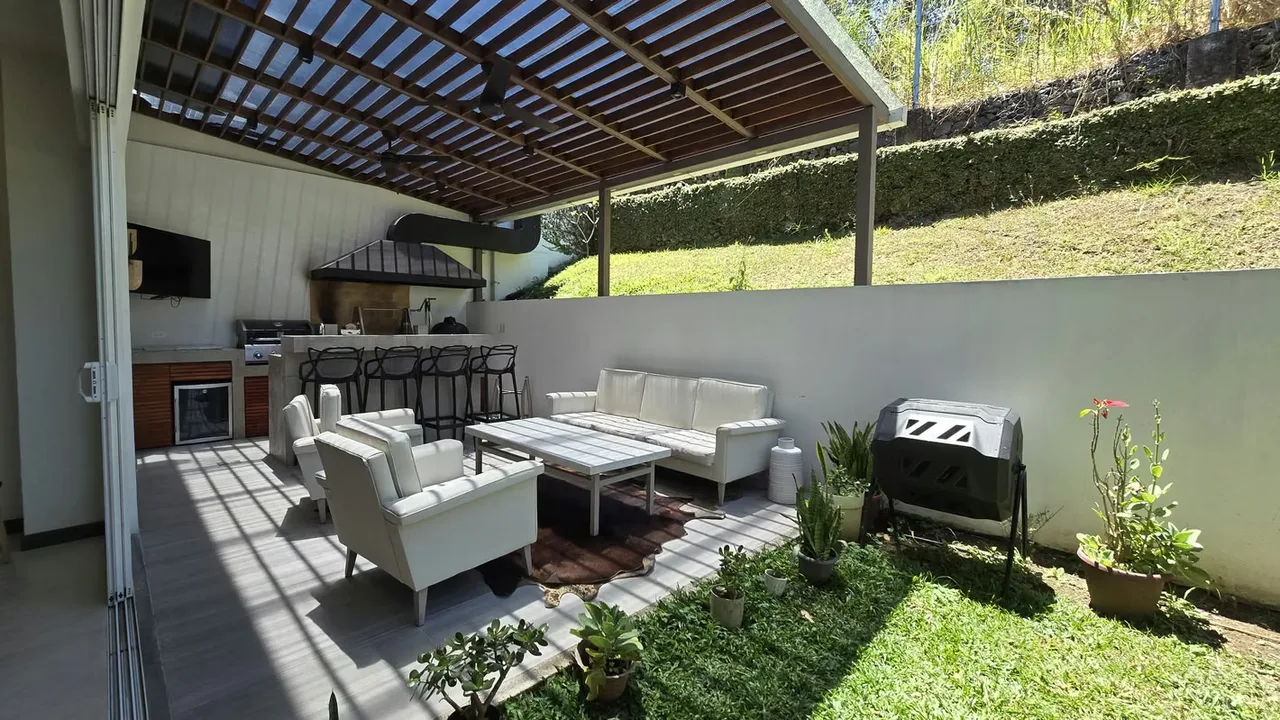 Venta de espectacular y amplia casa en Condominio en Bello Horizonte de Escazú.