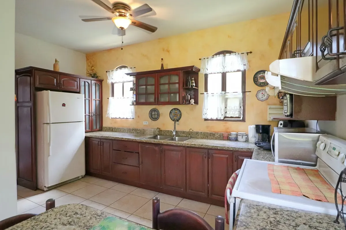 Single-story home in Santo Domingo, Heredia with garden, office, and security | For Sale $285,000 — photo 2