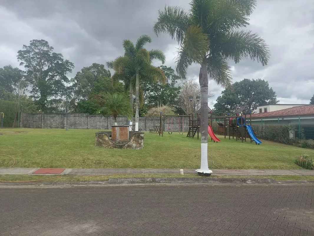 Single-story home in Santo Domingo, Heredia with garden, office, and security | For Sale $285,000 — photo 4