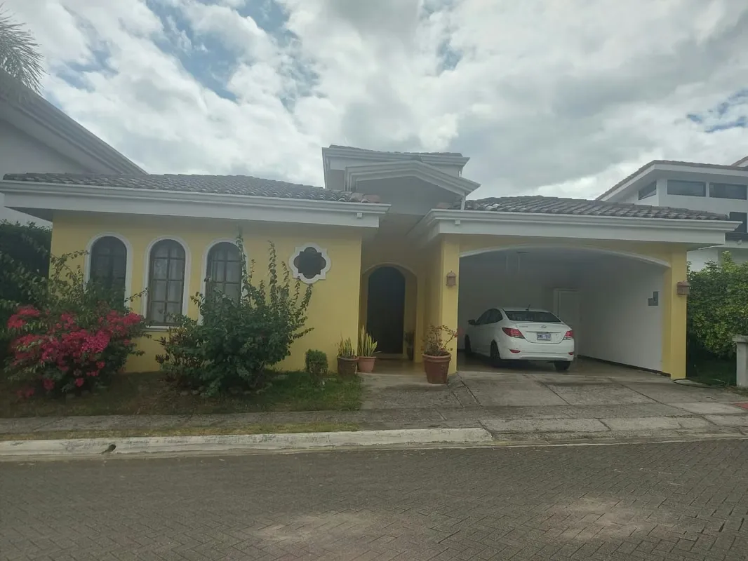 Single-story home in Santo Domingo, Heredia with garden, office, and security | For Sale $285,000 — photo 5