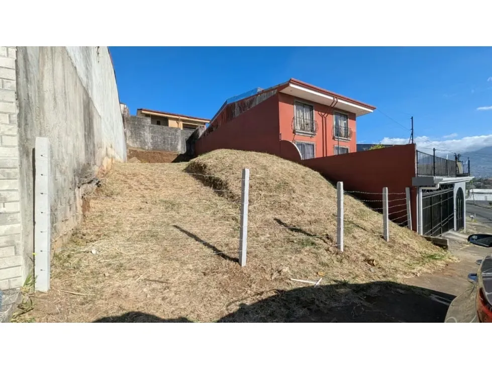 Se vende lote de 240.73 m² ideal para desarrollo residencial o apartamentos.