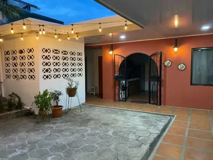 Ubicada a tan solo dos cuadras del Parque Central de Alajuela, esta propiedad ofrece una ubicación estratégica de alto tránsito y fácil acceso, ideal para establecer o expandir su ...
