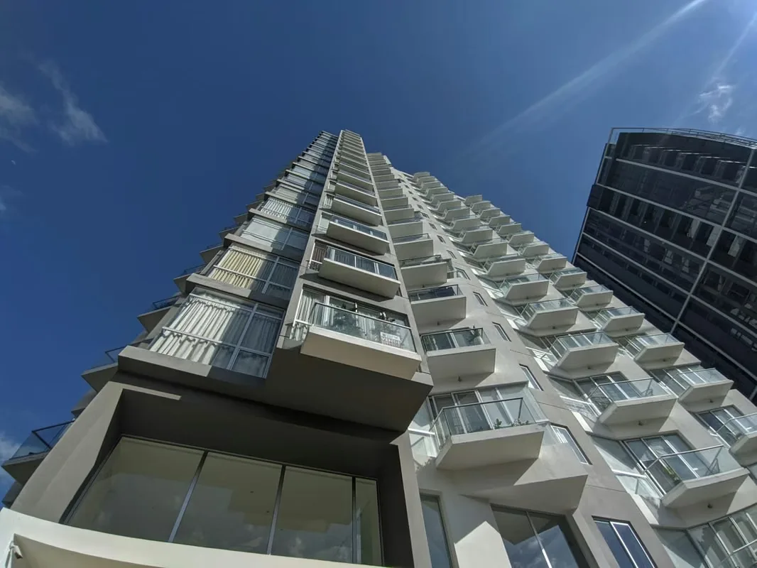 Bello apartamento en piso siete, con vista hacia el Sur, esta situado en el mejor punto y mas buscado de San Jose, en plena Nunciatura ,con una excelente vista, frente al parque y ... — photo 2
