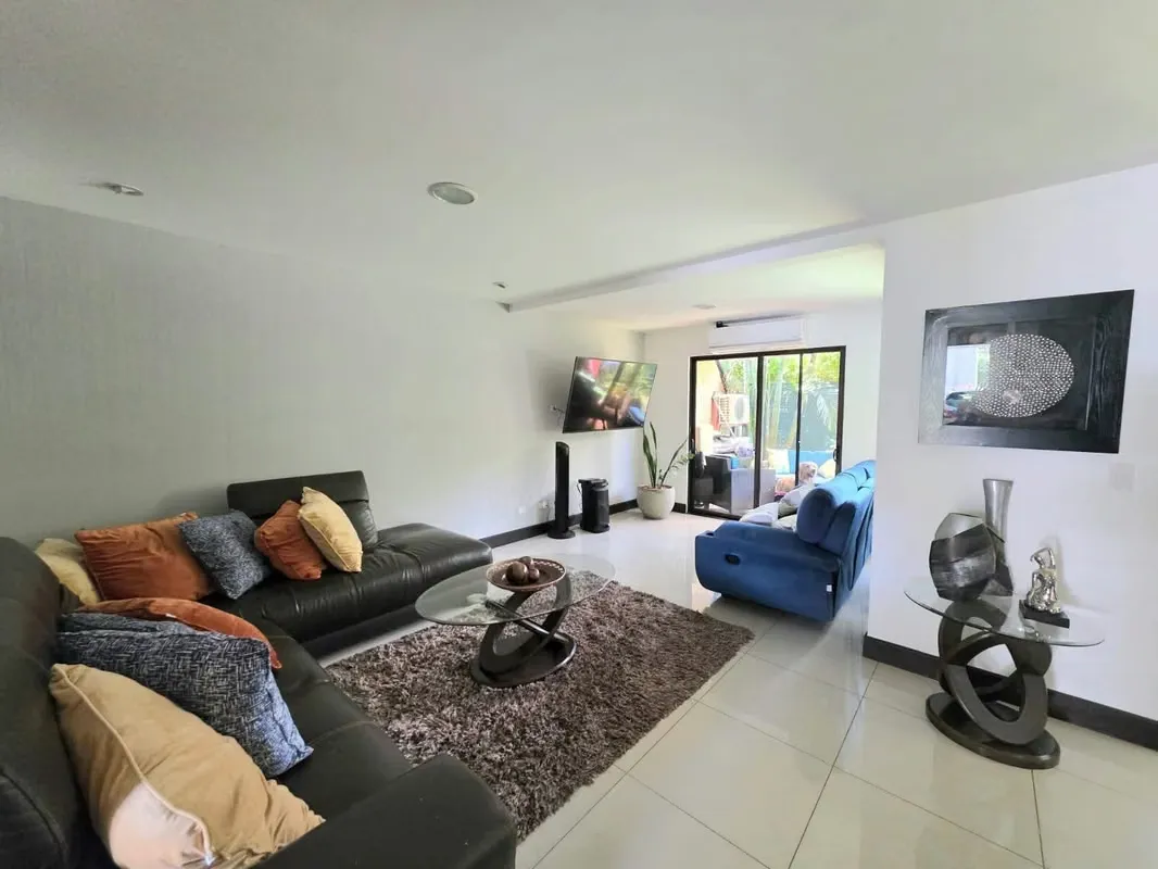 Alquiler en Parques del Sol, Santa Ana - Casa Moderna de 3 niveles con jardín