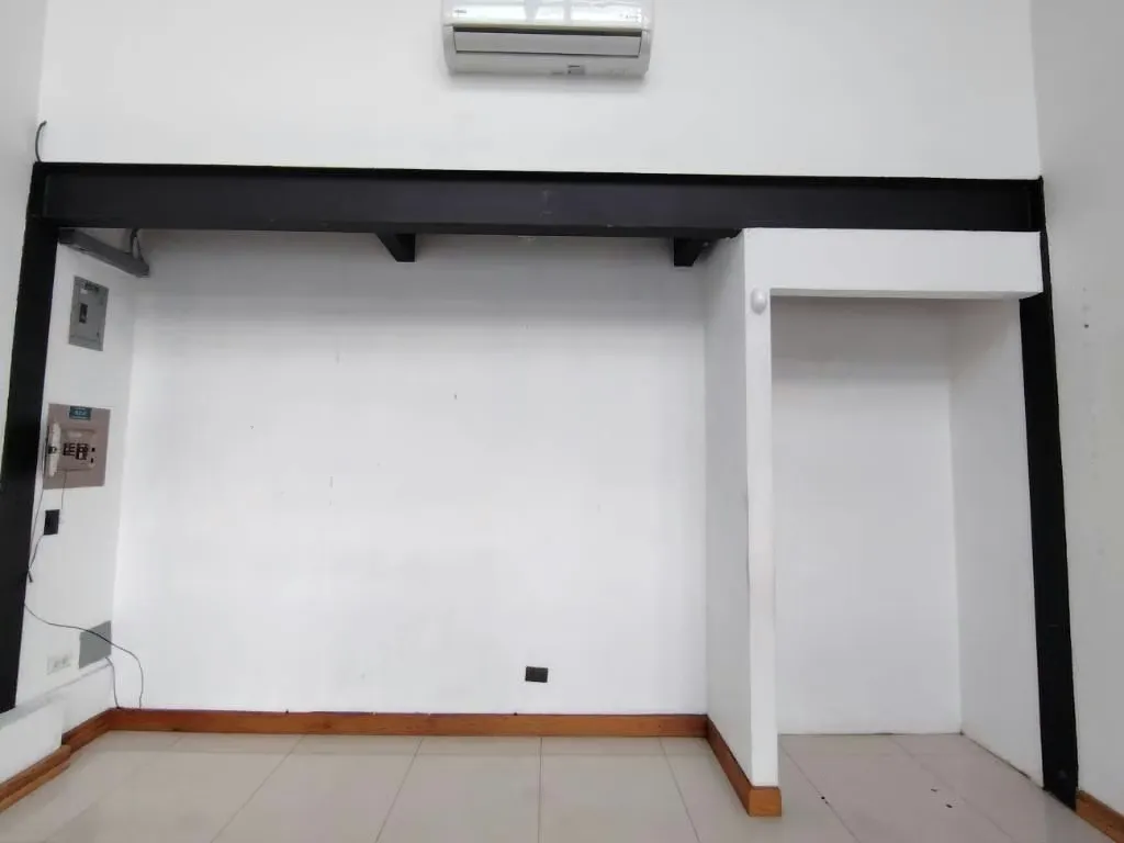 Se alquila local comercial de 15 m² ubicado dentro de un centro comercial, con excelente exposición frente a calle principal.
