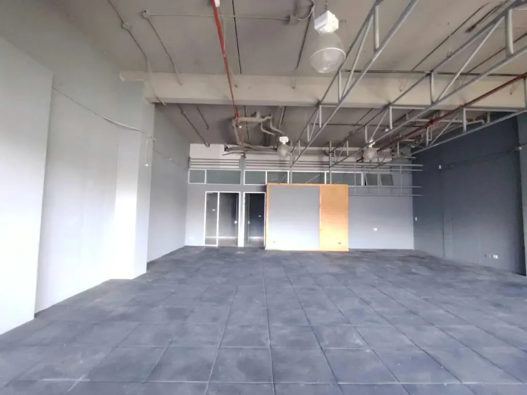 Se alquila amplio local comercial en excelente ubicación, ideal para múltiples tipos de negocio.