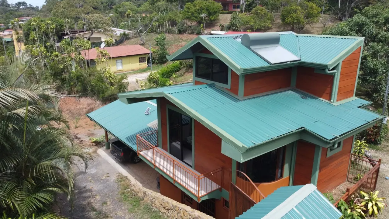 Casa en alquiler en Atenas tipo cabaña en 3 niveles vistas a montañas