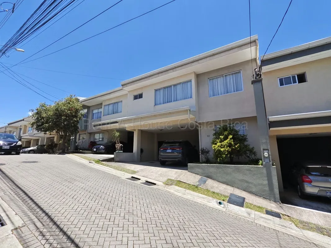 Ubicación Estratégica en Moravia. Descubre esta hermosa casa en condominio que combina diseño moderno, confort y una excelente ubicación. Con abundante luz natural y acabados de ...